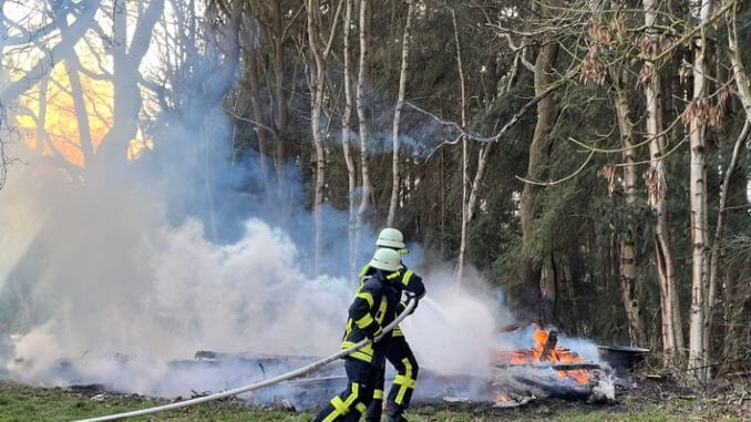 FFW Schiffdorf: Schuppen im Spadener Moor brennt vollständig nieder: knifflige Löschwasserversorgung sorgt für besonderes Vorgehen