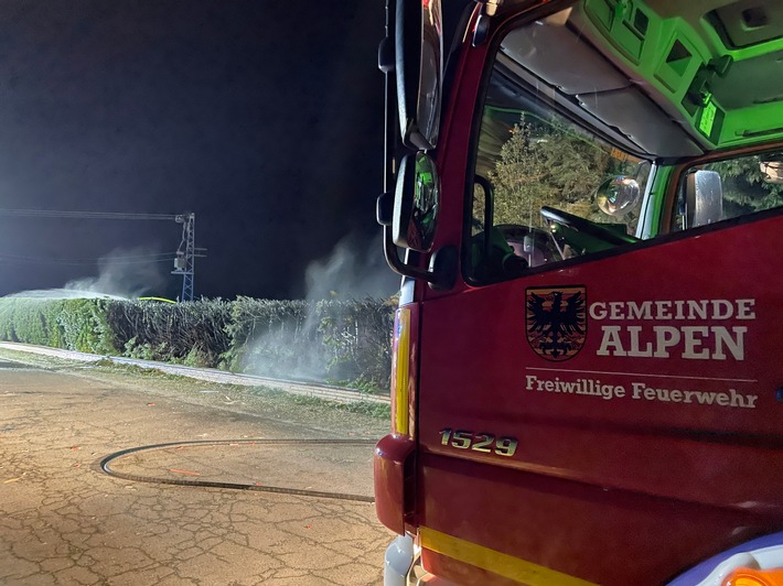 FW Alpen: Heckenbrand in der Silvesternacht
