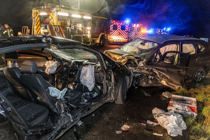 FW Alpen: Verkehrsunfall mit mehreren PKW auf der A57