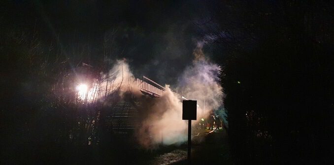 FW Bad Segeberg: Holzschuppen brennt in voller Ausdehnung