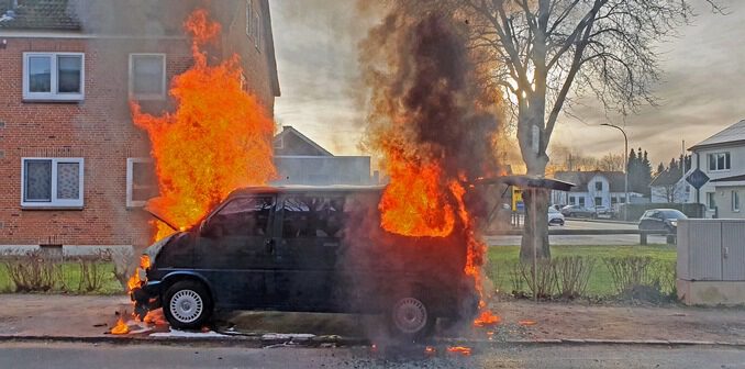 FW Bad Segeberg: PKW-Brand in der Dorfstraße