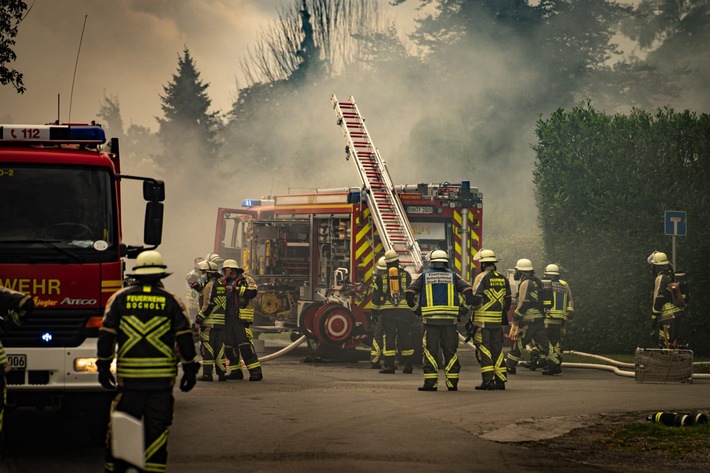 FW Bocholt: Feuer zerstört Wohnhaus und angrenzenden Malerbetrieb -Feuerwehr Bocholt im Großeinsatz in Barlo-