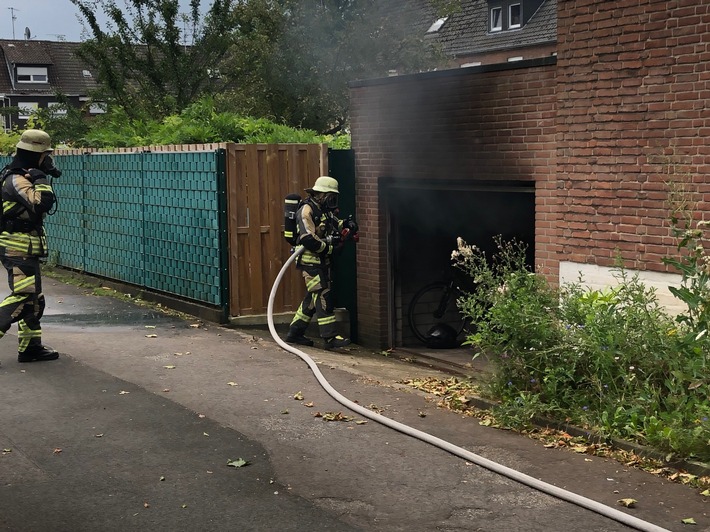 FW Bocholt: Garagenbrand schnell unter Kontrolle gebracht