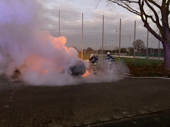 FW Bocholt: KFZ Brand mit starker Rauchentwicklung