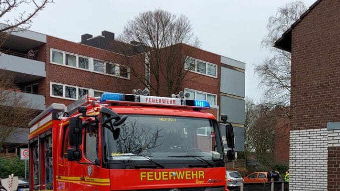 FW Bocholt: Zwei leicht verletzte Personen bei Mülltonnenbrand
