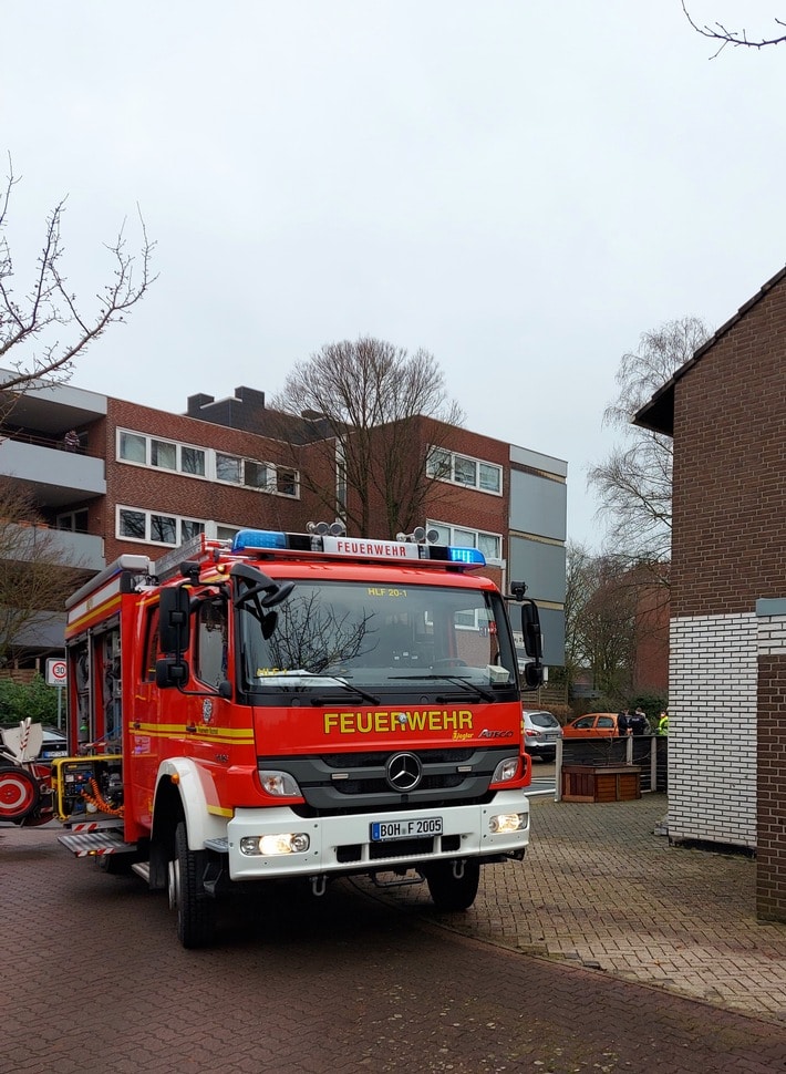 FW Bocholt: Zwei leicht verletzte Personen bei Mülltonnenbrand