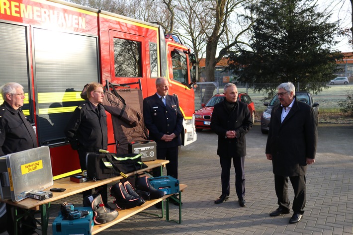 FW Bremerhaven: Spendenübergabe der ÖVB an die Feuerwehr Bremerhaven