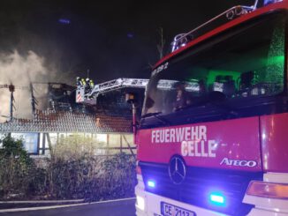 FW Celle: Gebäudebrand in Altencelle - 1. Lagemeldung!