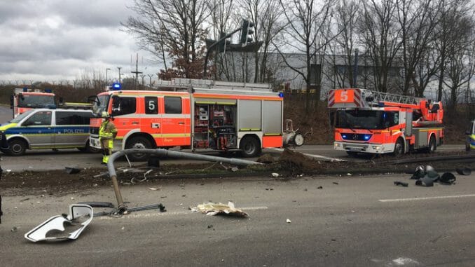 FW-D: Erstmeldung: Verkehrsunfall zwischen zwei Lkw und einem Pkw - Ersthelfer versorgen Verletzte - vier Patienten durch Rettungsdienst ins Krankenhaus transportiert.