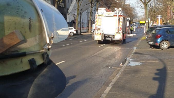 FW-D: Schlussmeldung: Baugerüst löst sich von Fassade und droht einzustürzen - Einsatz der Feuerwehr Düsseldorf nach viereinhalb Stunden beendet