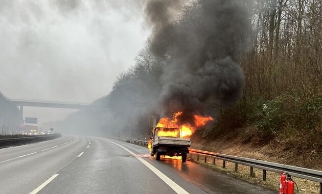 FW-DO: Kleintransporter brennt auf der BAB 45