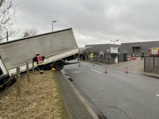 FW-DO: LKW rollt von Firmengelände in einen Graben