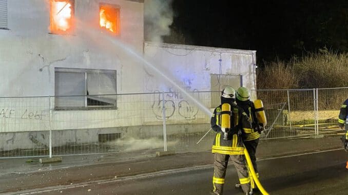 FW-DT: Feuer in leerstehendem Gebäudekomplex