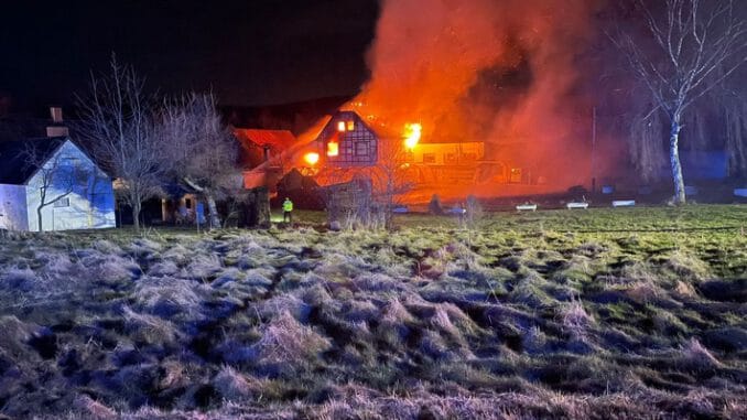 FW-DT: Großbrand am Sonntagabend - Wohnhaus fällt Flammen zum Opfer