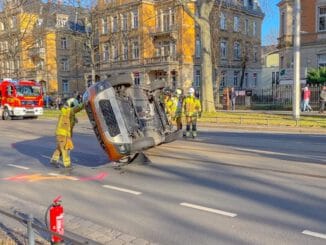 FW Dresden: PKW landet nach Verkehrsunfall auf dem Dach