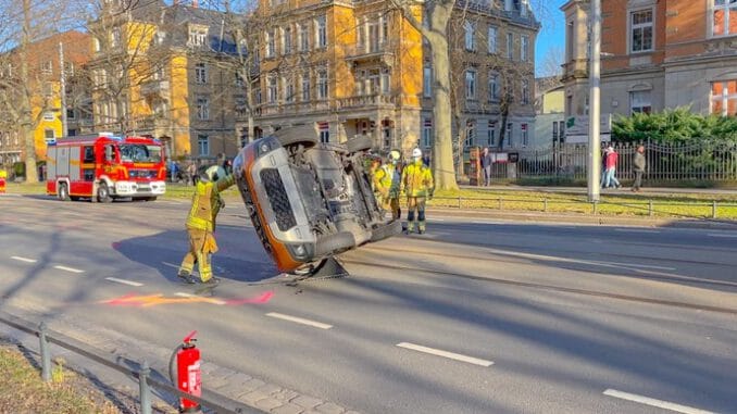 FW Dresden: PKW landet nach Verkehrsunfall auf dem Dach