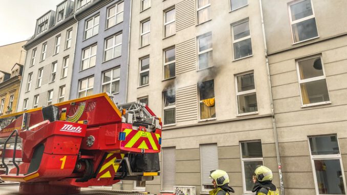 FW Dresden: Wohnungsbrand fordert einen Verletzten