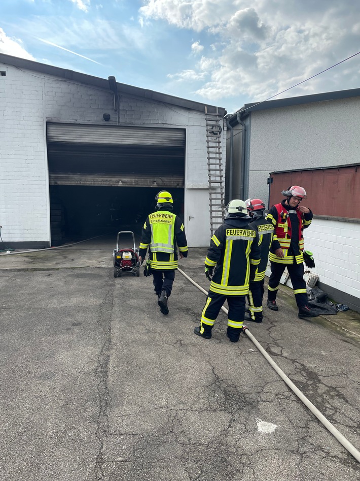 FW Düren: Alarmierung zum Lagerhallenbrand