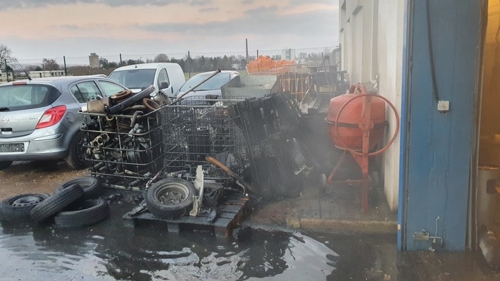 FW Düren: Brand einer KFZ Werkstatt am späten Sonntagnachmittag