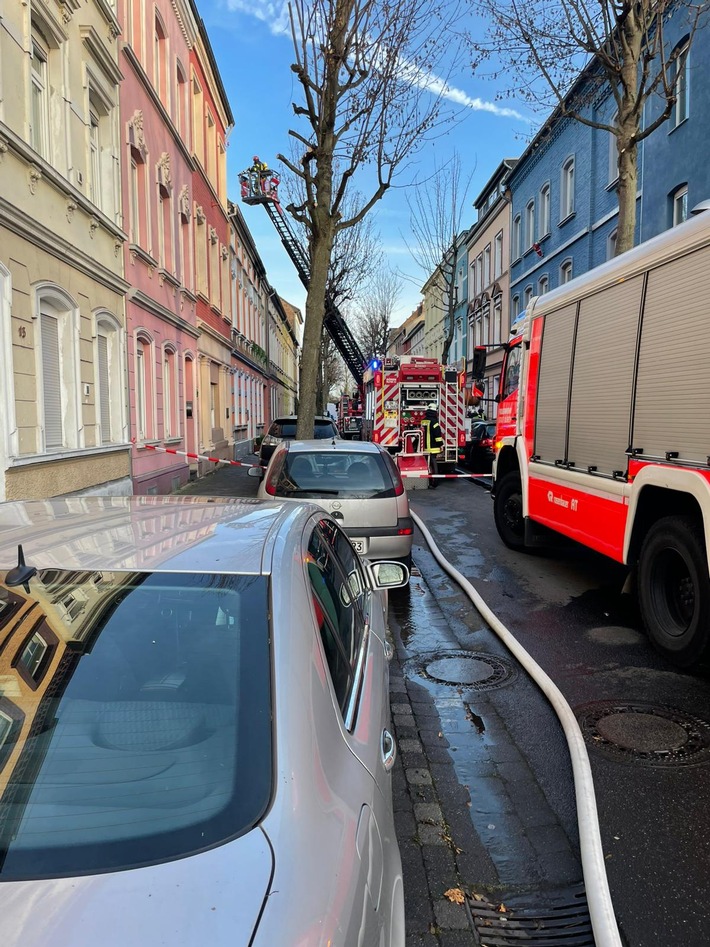 FW Düren: Dachstuhlbrand im Mehrfamilienhaus