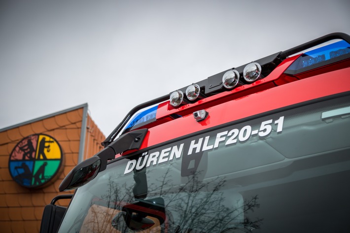 FW Düren: Fassadenbrand in Industriebetrieb
