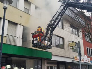 FW Düren: Gebäudebrand verursacht starke Rauchentwicklung