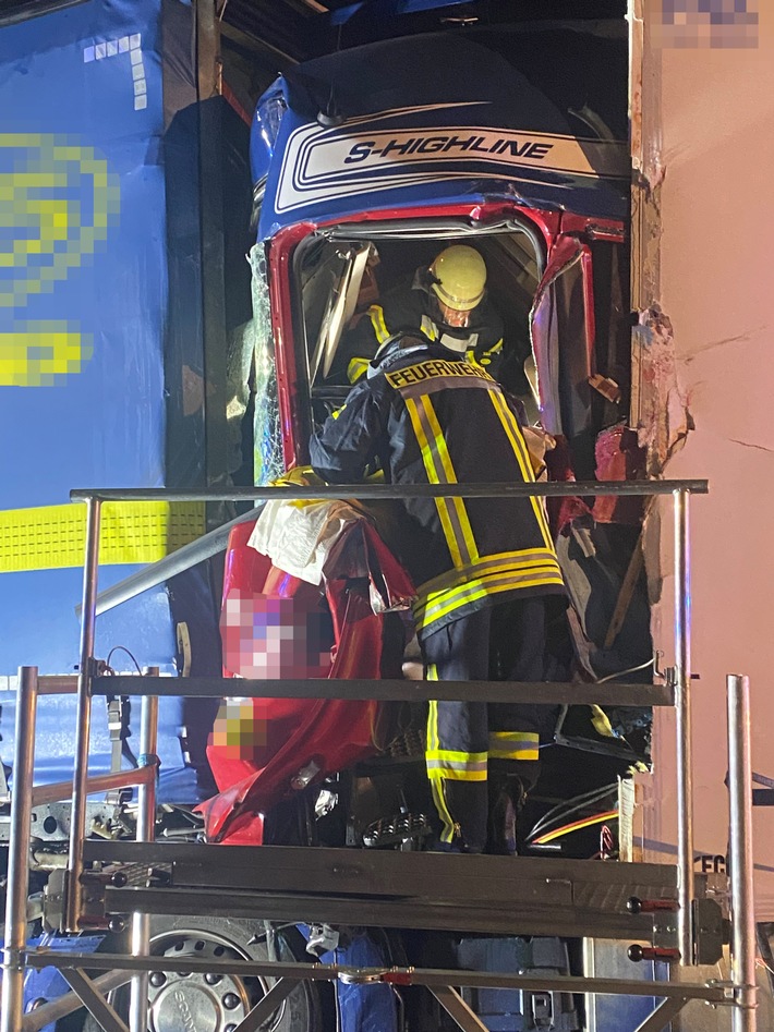 FW Düren: Schwerer Verkehrsunfall auf der BAB 4