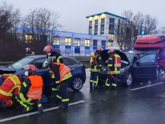 FW Düren: +++ Verkehrsunfall auf dem Autobahnzubringer - drei PKW und ein Kleintransporter beteiligt +++