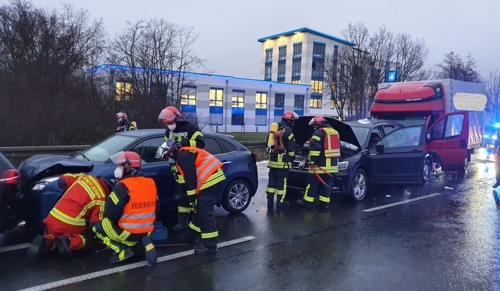 FW Düren: +++ Verkehrsunfall auf dem Autobahnzubringer - drei PKW und ein Kleintransporter beteiligt +++