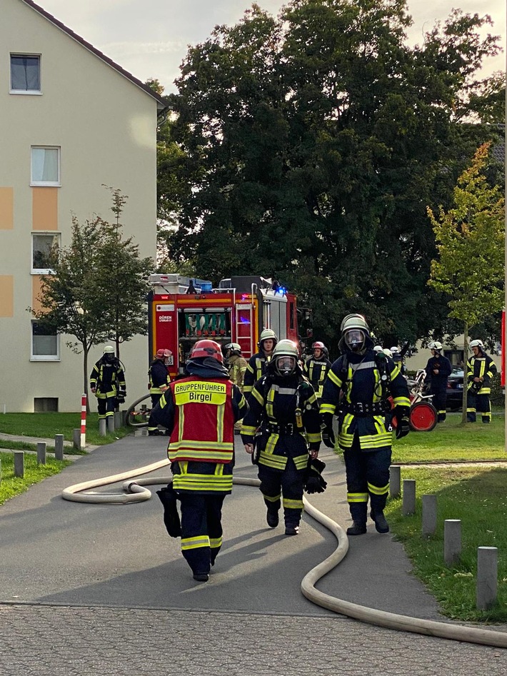 FW Düren: Vermisste Person in verrauchter Wohnung führte zu Großaufgebot der Feuerwehr