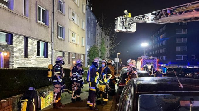 FW-E: Brand in einem Mehrfamilienhaus in Essen, Bewohnern ist der Fluchtweg durch den verrauchten Treppenraum versperrt - keine Verletzten
