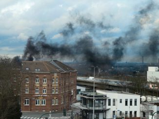 FW-E: Brennt LKW auf dem Gelände des Frischezentrums