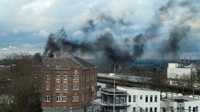 FW-E: Brennt LKW auf dem Gelände des Frischezentrums