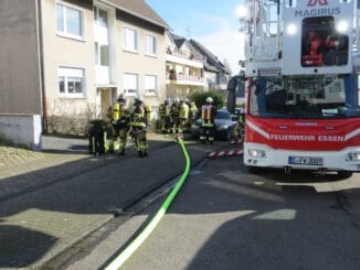 FW-E: Feuer in Badezimmer, fünfköpfige Familie rettete sich vor Eintreffen der Feuerwehr ins Freie