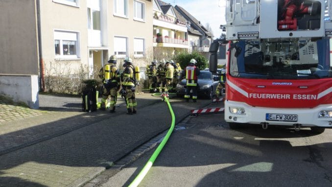 FW-E: Feuer in Badezimmer, fünfköpfige Familie rettete sich vor Eintreffen der Feuerwehr ins Freie