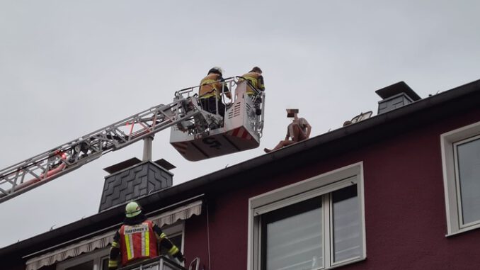 FW-E: Feuerwehr rettet Mann vom Dach eines Mehrfamilienhauses