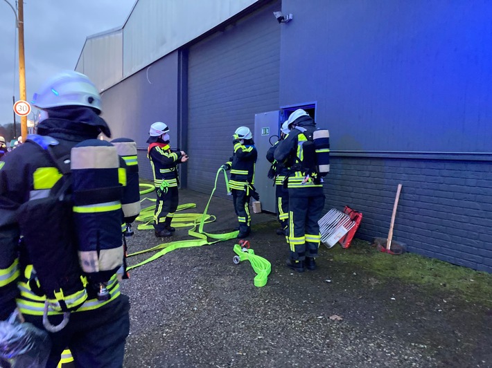 FW-EN: Gemeldete Rauchentwicklung in Lagerhalle