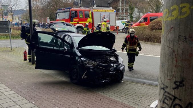 FW-EN: PKW prallte frontal gegen Brückenpfeiler - 58- jährige Fahrerin leicht verletzt.
