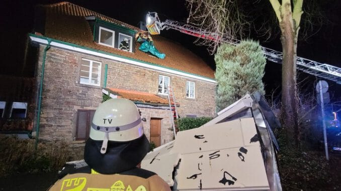 FW-EN: Sturmtief &quot;Antonia&quot; - Sieben Einsätze für die Feuerwehr - Flachdach und weiteres Dach an der Neuen Bachstraße stark beschädigt