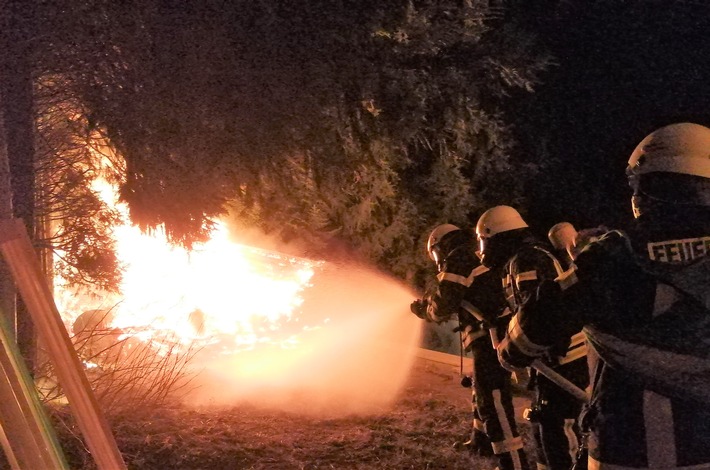 FW Eigeltingen: Brand einer Gartenhütte in Eigeltingen