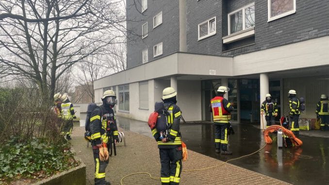 FW-Erkrath: Grill sorgt für starke Rauchentwicklung und ruft Feuerwehr auf den Plan