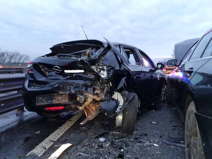 FW Frankenthal: Brandereignisse, Verkehrsunfall, Tierisches - ein abwechslungsreicher Tag