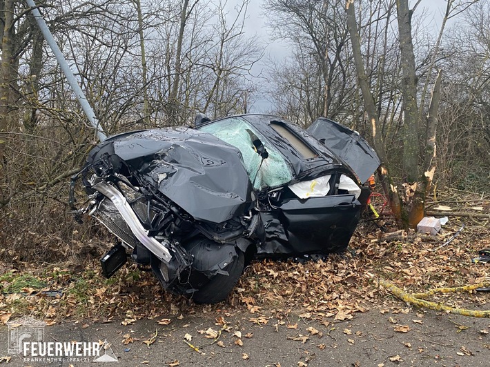 FW Frankenthal: Schutzengel hilft bei schweren Verkehrsunfall - zwei Leichtverletzte