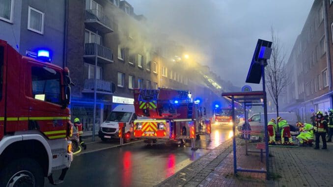 FW-GE: Wohnungsbrand in Schalke - Wohnungsinhaber springt aus dem Fenster und wird schwer verletzt-
