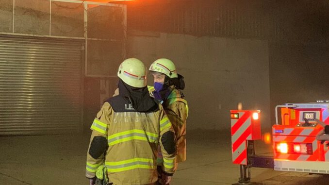 FW-GL: Brand einer Lagerhalle im Gewerbegebiet