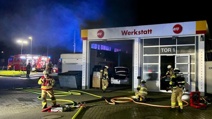 FW-GL: Feuer in Kfz-Werkstatt auf Tankstellengelände im Bergisch Gladbach-Moitzfeld