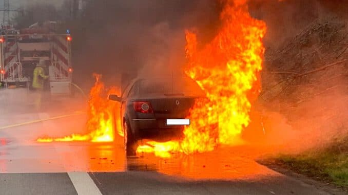FW-GLA: PKW Brand auf der Autobahn
