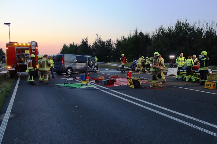 FW Gangelt: 2 Verstorbene und 4 Schwerverletzte bei massivem Verkehrsunfall auf B56n