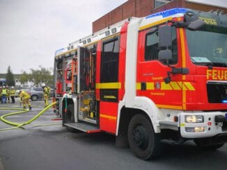 FW Grevenbroich: Defekte Fahrzeugbatterie verursacht große Qualmwolke / Schnelles Eingreifen der Feuerwehr verhindert Brandausbruch - Stundenlange Abkühlphase