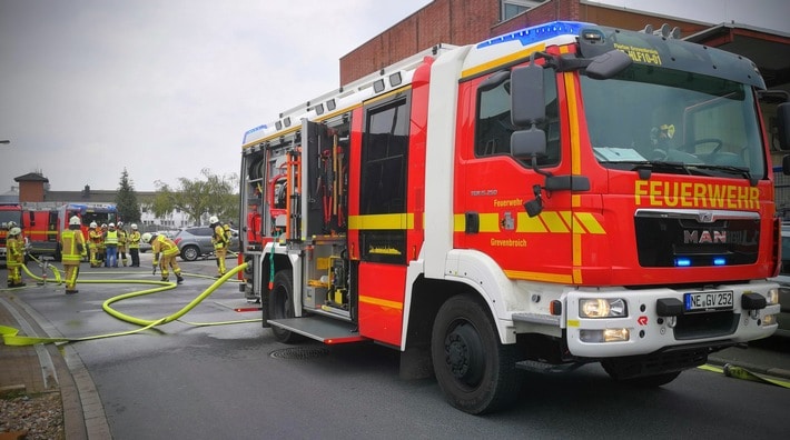FW Grevenbroich: Defekte Fahrzeugbatterie verursacht große Qualmwolke / Schnelles Eingreifen der Feuerwehr verhindert Brandausbruch - Stundenlange Abkühlphase